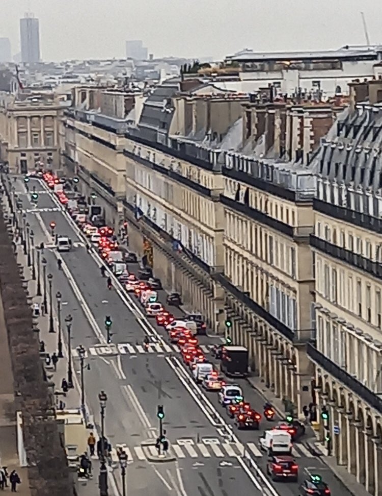 saccageparis's tweet image. Bouchon polluant sur une voie alors que les 3 autres voies sont vides.  🤔
Vivement les municipales 2026
👉 Abonnez-vous à @saccageparis 
#saccageparis #Municipales2026