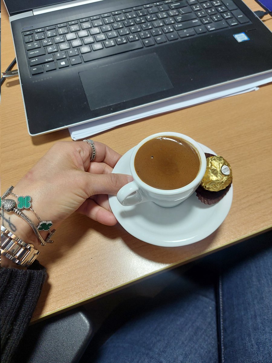 ارتباطك بالقهوة مش حب ..
دة تعاطف بين اتنين مطحونين 👌👌