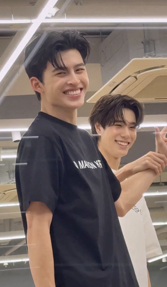 cutieguityfrank's tweet image. ข้ามเรื่องที่มันเขินได้ตลกมากก็คือ เราจะไม่มีวันรู้ได้เลยว่าในห้องซ้อม ภูวินทร์จับมือปอนด์ก่อนไปกี่ครั้ง และปอนด์จีบภูวินทร์ไปถึงไหนแล้ว 😭😭😭😭