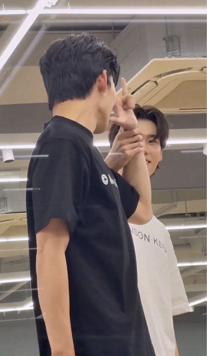 cutieguityfrank's tweet image. ข้ามเรื่องที่มันเขินได้ตลกมากก็คือ เราจะไม่มีวันรู้ได้เลยว่าในห้องซ้อม ภูวินทร์จับมือปอนด์ก่อนไปกี่ครั้ง และปอนด์จีบภูวินทร์ไปถึงไหนแล้ว 😭😭😭😭