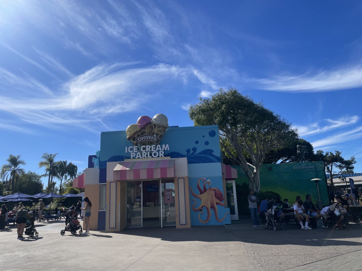 sameko71's tweet image. シーワールドサンディエゴに行った
遊園地の中に飼育施設がちらほらあるって感じで無理して例えたらドデカ越〇水族館🐬
水槽探すのが大変なんだけど、いきものみる時間の間が空いてもそこらじゅうに生物モチーフのアトラクションや飲食店でずっと目が楽しく、エンタメ感はすさまじかったです