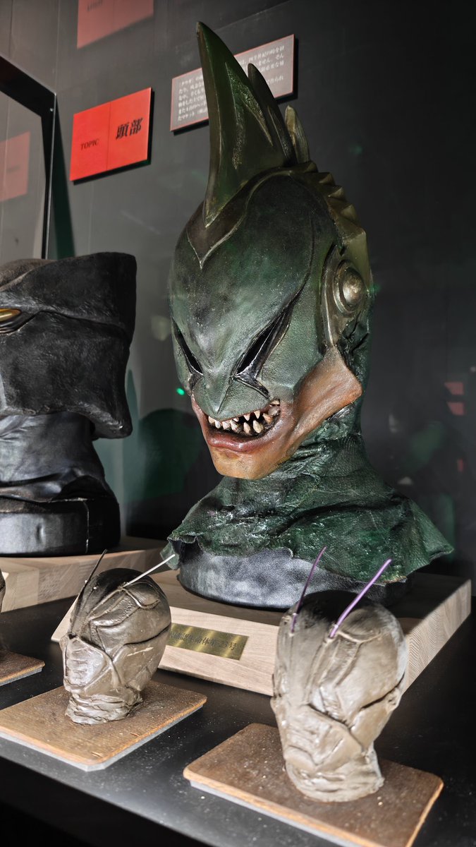 今まで怪人が現れて人々が逃げ惑うシーン見て「そこまでビビるか？いざ出たら意外と冷静なんじゃない？」って思ってたけど、実物を目の前で見たらめちゃくちゃ怖かった。写真じゃ伝わらんけどとにかくボリューム感が絶妙なデカさで威圧感がすごい。この手でシバかれたら死ぬって感じがする。