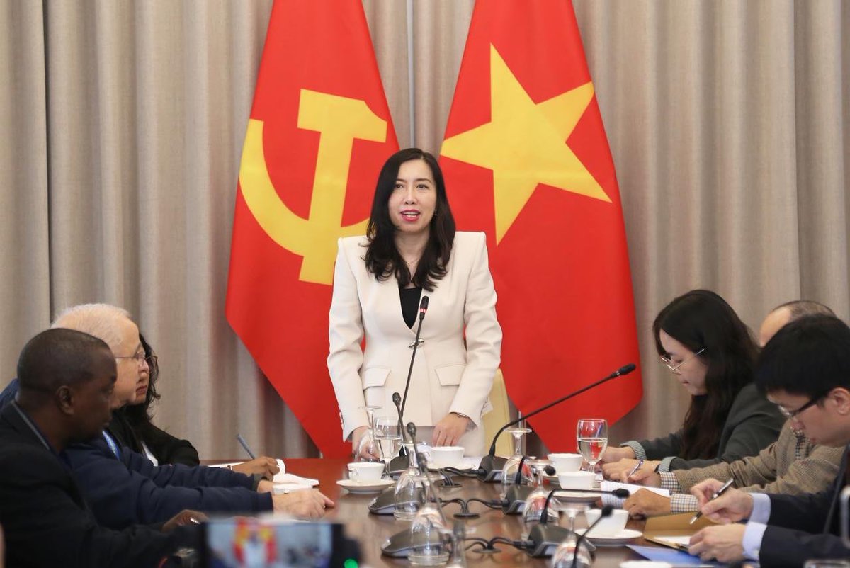 🇻🇳 В Ханое начинает работу XIV съезд Компартии Вьетнама. «Правда» работает на месте событий. Накануне в МИД СРВ журналисты встретились с замминистра иностранных дел, членом Постоянного комитета КПВ Ле Тхи Тху Ханг. Официальное открытие завтра.
Подробнее: t.me/pravda_gazeta/…