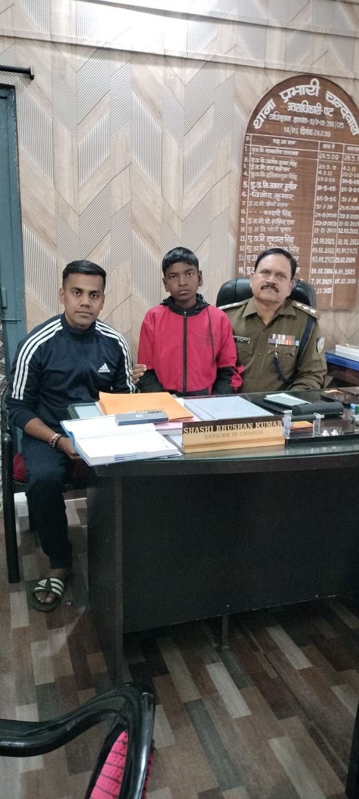prabhatkhabar's tweet photo. रांची जिला से गुम हुए बच्चे कन्हैया कुमार को चंदवारा थाना पुलिस ने उरवां स्थित राजा फिश दुकान के पास से सुरक्षित बरामद किया. जांच में बच्चा ओरमांझी थाना कांड सं. 223/25 से संबंधित पाया गया. बच्चे को ओरमांझी पुलिस को सुपुर्द किया गया.
#KodermaPolice #JharkhandPolice #ChildRescue #MissingChild #PoliceAction #prabhatkhabar