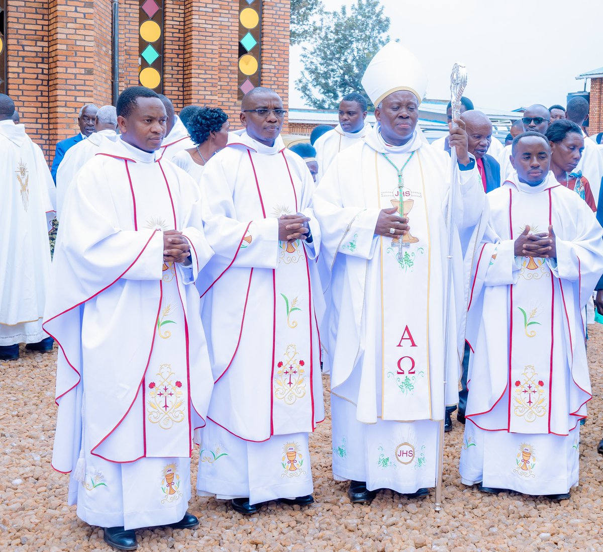 RwandaMaria's tweet image. Kuri uyu wa 17 Mutarama 2026, Diyosezi ya Byumba yungutse abapadiri batatu, mu birori byabereye kuri Paruwasi Katederali ya Byumba, aho abadiyakoni batatu bahawe Isakaramentu ry’Ubusaseridoti mu cyiciro cy’Ubupadiri.
radiomaria.rw/diyosezi-ya-by…