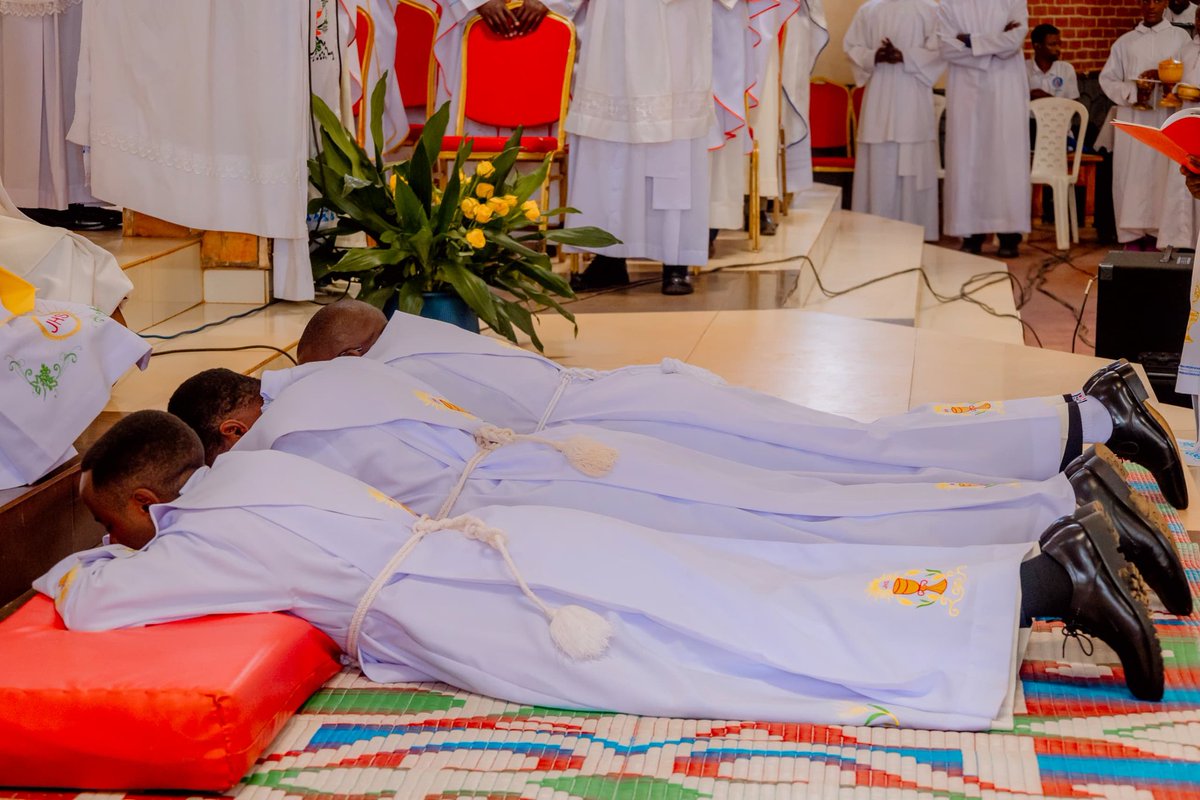 RwandaMaria's tweet image. Kuri uyu wa 17 Mutarama 2026, Diyosezi ya Byumba yungutse abapadiri batatu, mu birori byabereye kuri Paruwasi Katederali ya Byumba, aho abadiyakoni batatu bahawe Isakaramentu ry’Ubusaseridoti mu cyiciro cy’Ubupadiri.
radiomaria.rw/diyosezi-ya-by…