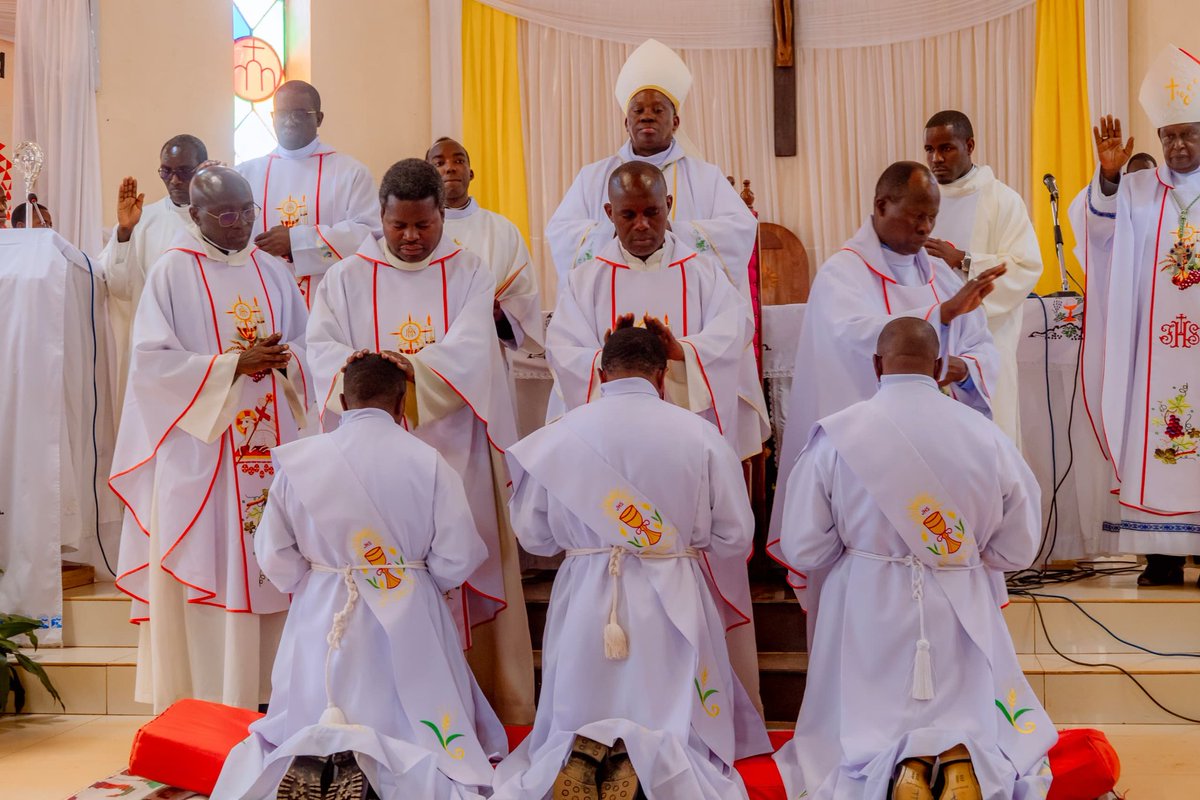 RwandaMaria's tweet image. Kuri uyu wa 17 Mutarama 2026, Diyosezi ya Byumba yungutse abapadiri batatu, mu birori byabereye kuri Paruwasi Katederali ya Byumba, aho abadiyakoni batatu bahawe Isakaramentu ry’Ubusaseridoti mu cyiciro cy’Ubupadiri.
radiomaria.rw/diyosezi-ya-by…