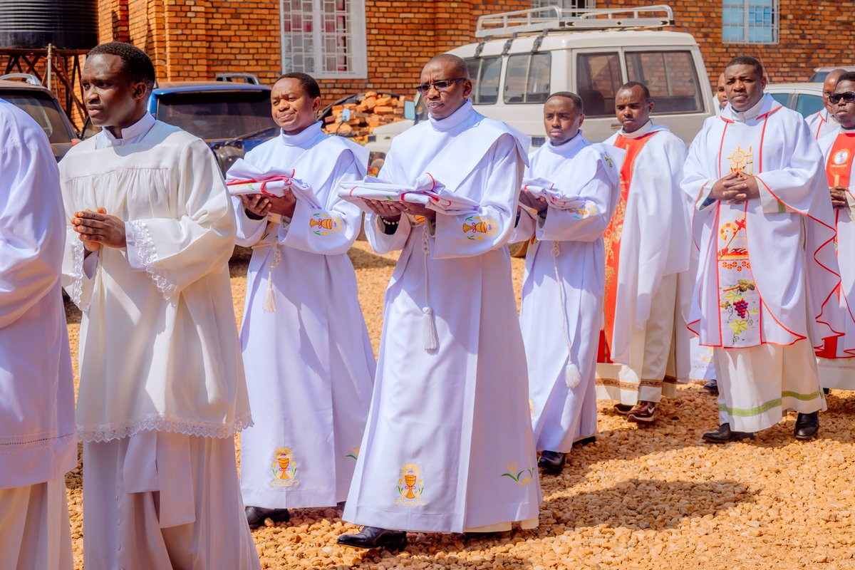 RwandaMaria's tweet image. Kuri uyu wa 17 Mutarama 2026, Diyosezi ya Byumba yungutse abapadiri batatu, mu birori byabereye kuri Paruwasi Katederali ya Byumba, aho abadiyakoni batatu bahawe Isakaramentu ry’Ubusaseridoti mu cyiciro cy’Ubupadiri.
radiomaria.rw/diyosezi-ya-by…