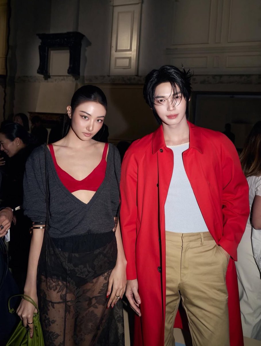 sabaideeID's tweet image. Win juga terlihat berbaur dengan banyak selebriti mancanegara lainnya seperti Byeon Wooseok, Karina Aespa, Gawon MEOVV, dan masih banyak lagi. Win Metawin juga nggak kalah bersinar, kan? 

So, what do you guys think about Win Metawin’s overall look? 

#PRADAFW26xWIN 
#winmetawin