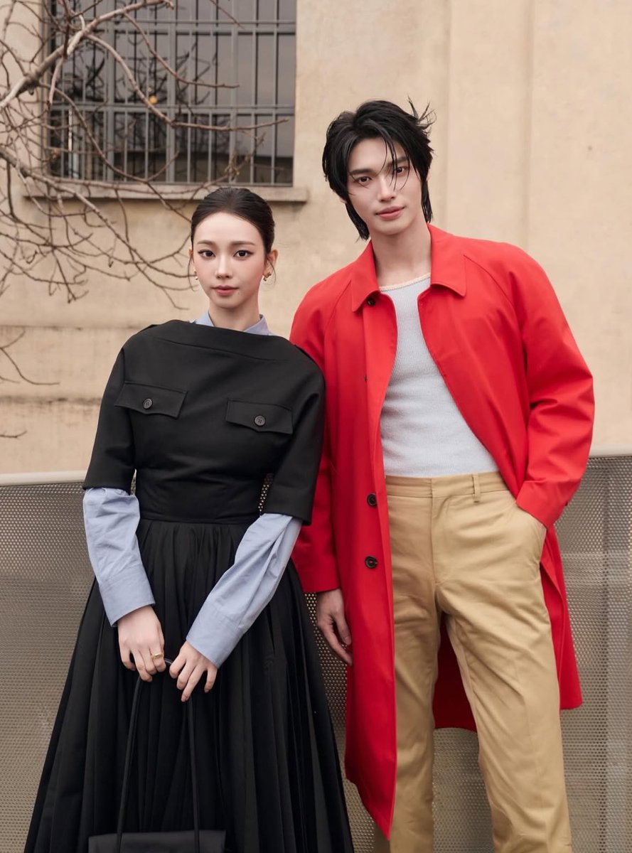 sabaideeID's tweet image. Win juga terlihat berbaur dengan banyak selebriti mancanegara lainnya seperti Byeon Wooseok, Karina Aespa, Gawon MEOVV, dan masih banyak lagi. Win Metawin juga nggak kalah bersinar, kan? 

So, what do you guys think about Win Metawin’s overall look? 

#PRADAFW26xWIN 
#winmetawin