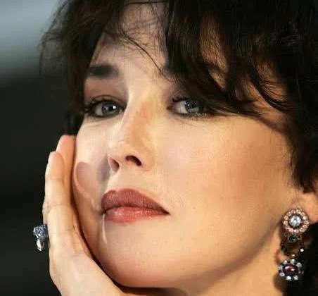 Deux, ils où plutôt elles étaient deux !
Deux, en tout et pour tout représentantes de la culture et du show-business français pour attirer l’attention sur le drame Iranien : <a href="/adjani_official/">Isabelle Adjani</a> et <a href="/alexandralamy/">lamy</a>, deux femmes courageuses.
Mais ou étaient tous les autres pourtant si