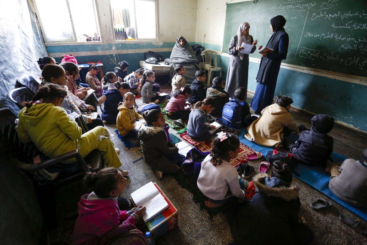 Más de 5.000 de nuestros profesores y profesoras sostienen la educación de casi 230.000 estudiantes en espacios de aprendizaje temporales: el 34% de la infancia de #Gaza. La educación es un pilar fundamental en el mandato de UNRWA. Apoya su futuro en ayudagaza.com