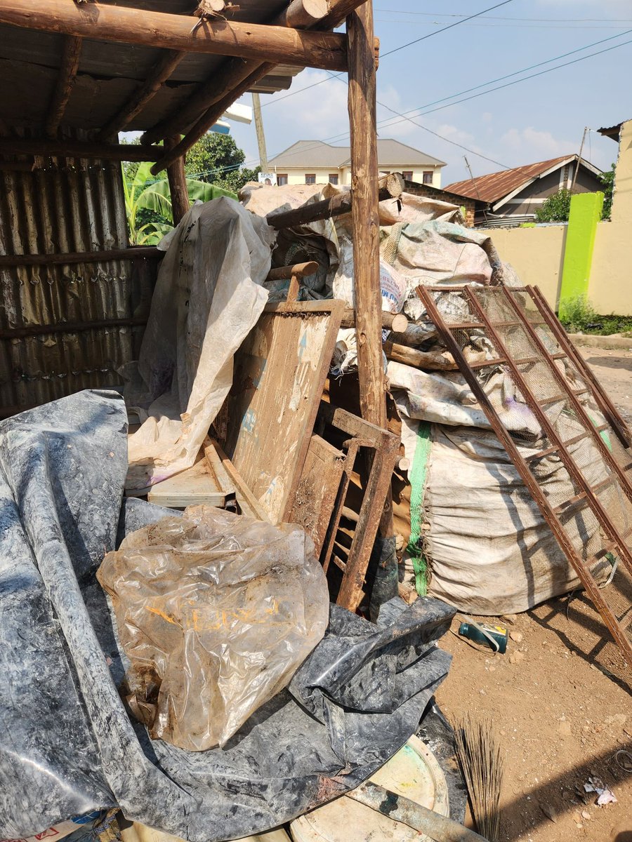 Urban_Ug1's tweet photo. Unknown people broke into Bukenya’s home and took metal doors windows among other items in Bweyogere, a police dog Sisco was introduced and tracked the suspects for 2kms. Kutesa was arrested and stolen items were recovered. https://t.co/4VpKzjCbpC