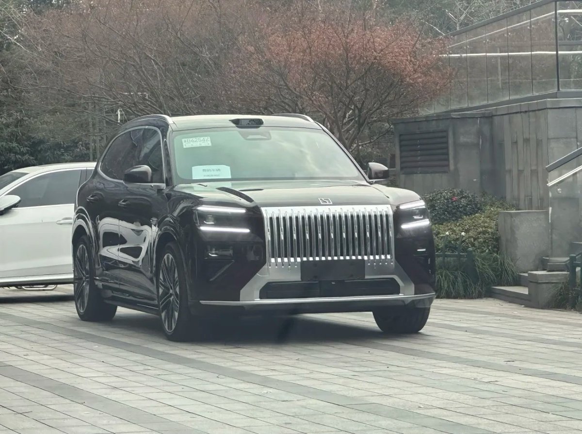 CNEVhome's tweet image. Real-world shots show the Zeekr 8X finished in a dark red paint, which makes the car look genuinely premium. 

Combined with the same front grille design as the 9X, the extensive chrome—very much in the Cullinan vein—will likely win over a lot of buyers.

#Zeekr #ChinaEV #NEV