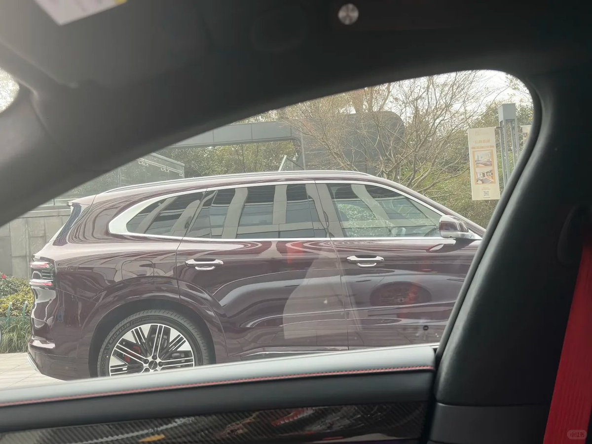 CNEVhome's tweet image. Real-world shots show the Zeekr 8X finished in a dark red paint, which makes the car look genuinely premium. 

Combined with the same front grille design as the 9X, the extensive chrome—very much in the Cullinan vein—will likely win over a lot of buyers.

#Zeekr #ChinaEV #NEV