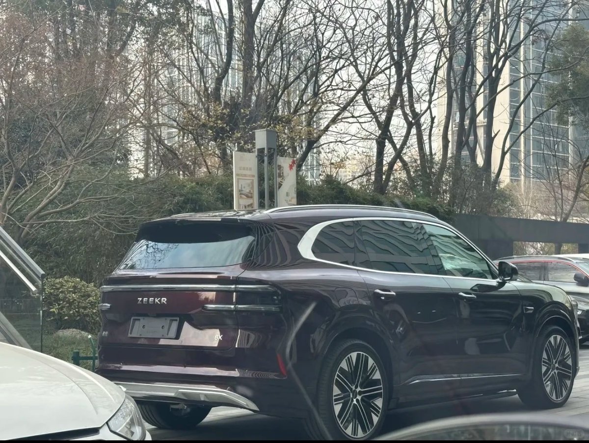 CNEVhome's tweet image. Real-world shots show the Zeekr 8X finished in a dark red paint, which makes the car look genuinely premium. 

Combined with the same front grille design as the 9X, the extensive chrome—very much in the Cullinan vein—will likely win over a lot of buyers.

#Zeekr #ChinaEV #NEV