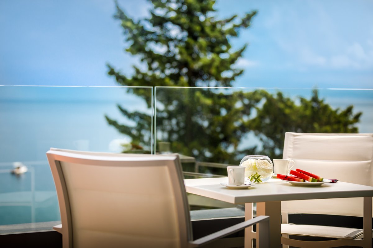 Family rooms at Hotel Ičići are designed with thoughtful details, modern comfort, and views that invite you to pause. From shared moments indoors to quiet time on the terrace overlooking the sea, everything is set for a carefree family stay.
bit.ly/Early-Booking-…