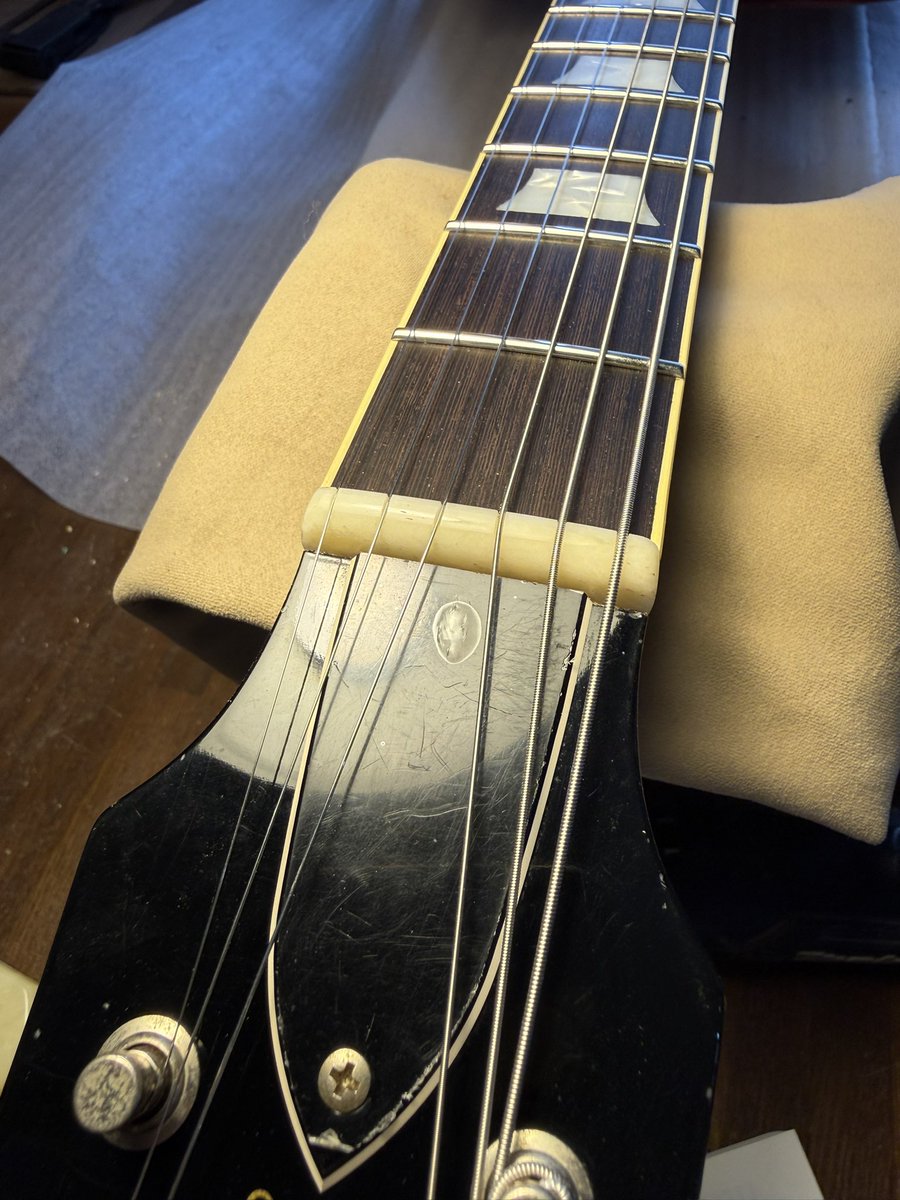 Navigator N-LP-STDのフレット交換。

私が工場勤務時代ギリギリ在籍していた時のシリアルでした。もしかすると私がアーチ加工したかも？という個体。なかなかに感慨深い再会です。
ナットは無漂白のシリコンオイル漬けのものを使っています。