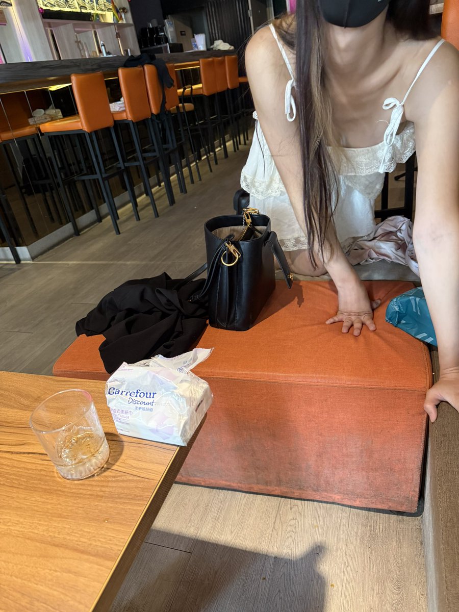 酒吧還沒開～妳爬過海幹嘛？ 我有點怕怕的⋯
