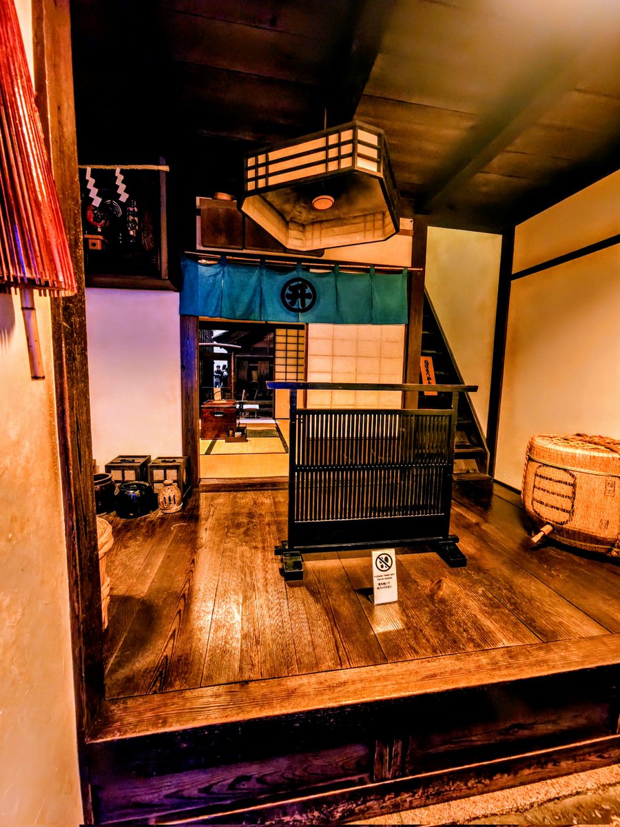 清澄白河駅から近くの「深川江戸資料館」は、屋内に江戸時代末期の深川の町並みがよく再現されています。
初めて入ると、そのスケールにちょっと驚きます。街並みには土蔵や宿、長屋、火の見櫓まであり、屋内も当時の暮らしぶりがわかるほどの生活感が再現されています。