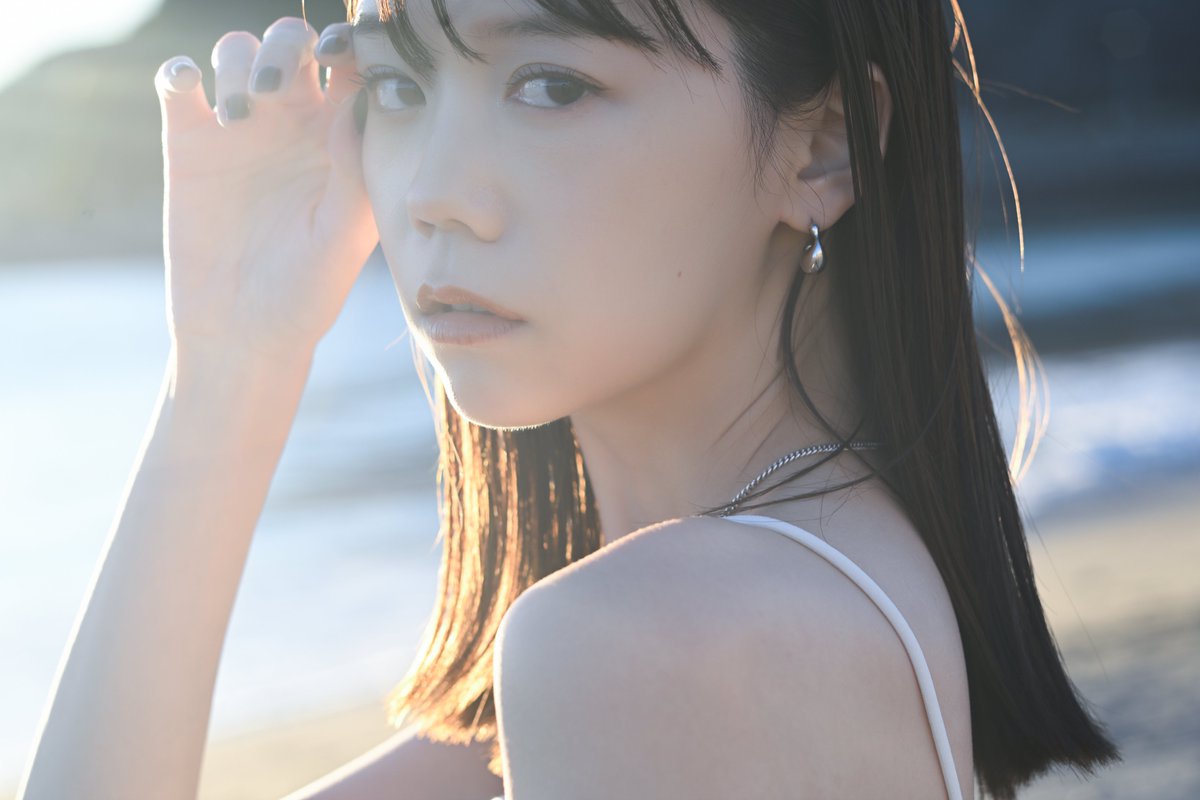 genic_web's tweet photo. 古屋呂敏の Focal Length Vol.28 "Back to basic"

焦点距離は、被写体との物理的な距離を決めるだけではない。どこまで離れれば、この人らしさが立ち上がるかということ。それは同時に、どこまで踏み込むか、どこまで委ねるか。
という、思いの距離でもある。

連載 https://t.co/ZWFAfxNp3A