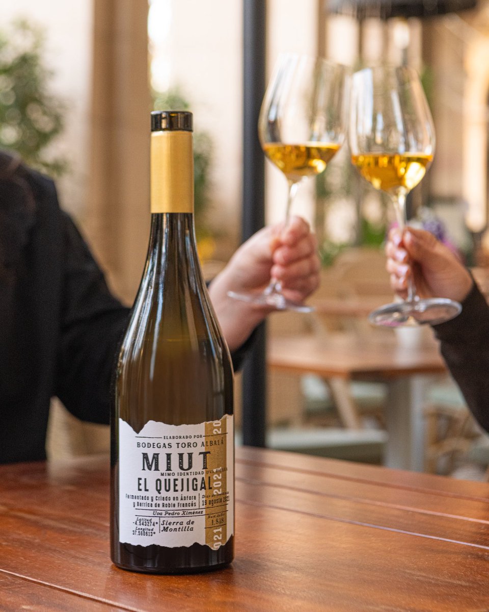 Miut Quejigal 2021 es uno de los vinos blancos “tranquilos” de Toro Albalá en Montilla-Moriles. Un vino elegante y complejo que fermentó en ánforas de terracota y barricas de roble francés, donde permaneció 12 meses. Solo 1.818 unidades. #vinodeldía bit.ly/4qxKOtL