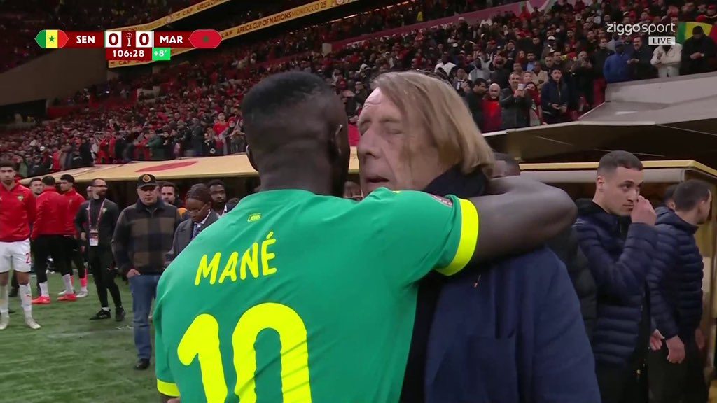 Footballogue's tweet image. 𝗦𝗮𝗱𝗶𝗼 𝗠𝗮𝗻𝗲́ 𝗿𝗮𝗰𝗼𝗻𝘁𝗲 𝘀𝗼𝗻 𝗲́𝗰𝗵𝗮𝗻𝗴𝗲 𝗮𝘃𝗲𝗰 𝗖𝗹𝗮𝘂𝗱𝗲 𝗟𝗲𝗿𝗼𝘆💬

« Tout le monde voulait sortir.

Quand j’ai vu Claude, je me suis dit que c’était la personne idéale à qui demander. Je lui ai dit : ‘qu’est-ce que t’en penses ?’, Il m’a dit: ‘il faut…