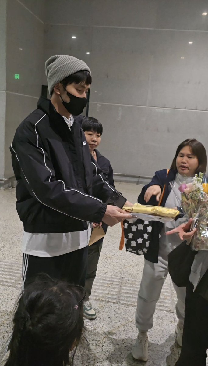 JNocturnes's tweet image. ขอบคุณเจ้ @winnythejoke ที่หอบเอาความรักและกำลังใจของโดนัทไทยส่งไปถึงมือเถียนเถียน 🫶🏻🫶🏻

#เกาเหว่ยกวง #GaoWeiguang