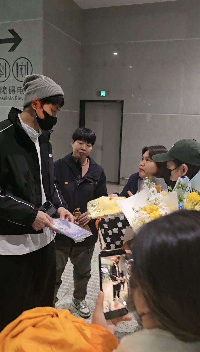 JNocturnes's tweet image. ขอบคุณเจ้ @winnythejoke ที่หอบเอาความรักและกำลังใจของโดนัทไทยส่งไปถึงมือเถียนเถียน 🫶🏻🫶🏻

#เกาเหว่ยกวง #GaoWeiguang