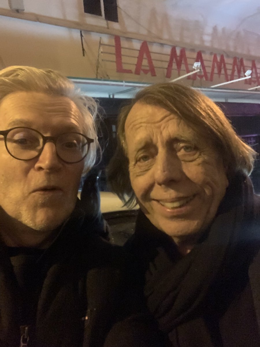 hpenot_lequipe's tweet image. Voici le sauveur de Senegal, hier soir. Sans ses mots à Sadio Mané, le héros, 2 étoiles et un comportement magnifique, que se serait il passé ? Dépassés par leurs émotions, les sénégalais ont failli quitter le terrain. Dingue. Du jamais vu.