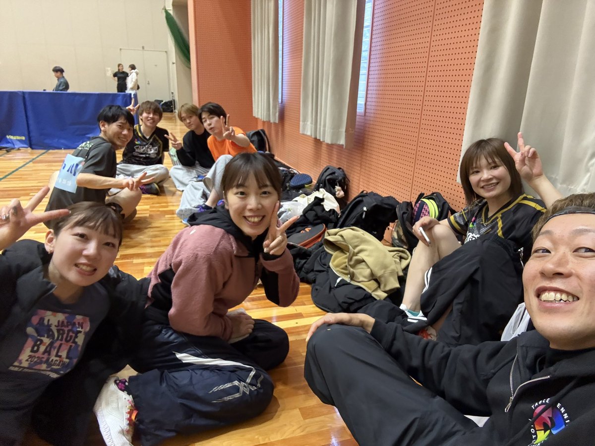 gaki0305's tweet photo. らくだ杯🐫
嫁に強制連行されたけど…
肩が痛くてラケット振るのが怖くて1試合終わった後に棄権。
岡野さんと下川さんと試合できなくて残念😢
身体は痛いし、ラケットは相棒が割れてしまってからこの1年ずっとしっくりこないし…
でも、みんなで集まって楽しかったから良しとします✨🏓🤣 https://t.co/xiczUbbC48