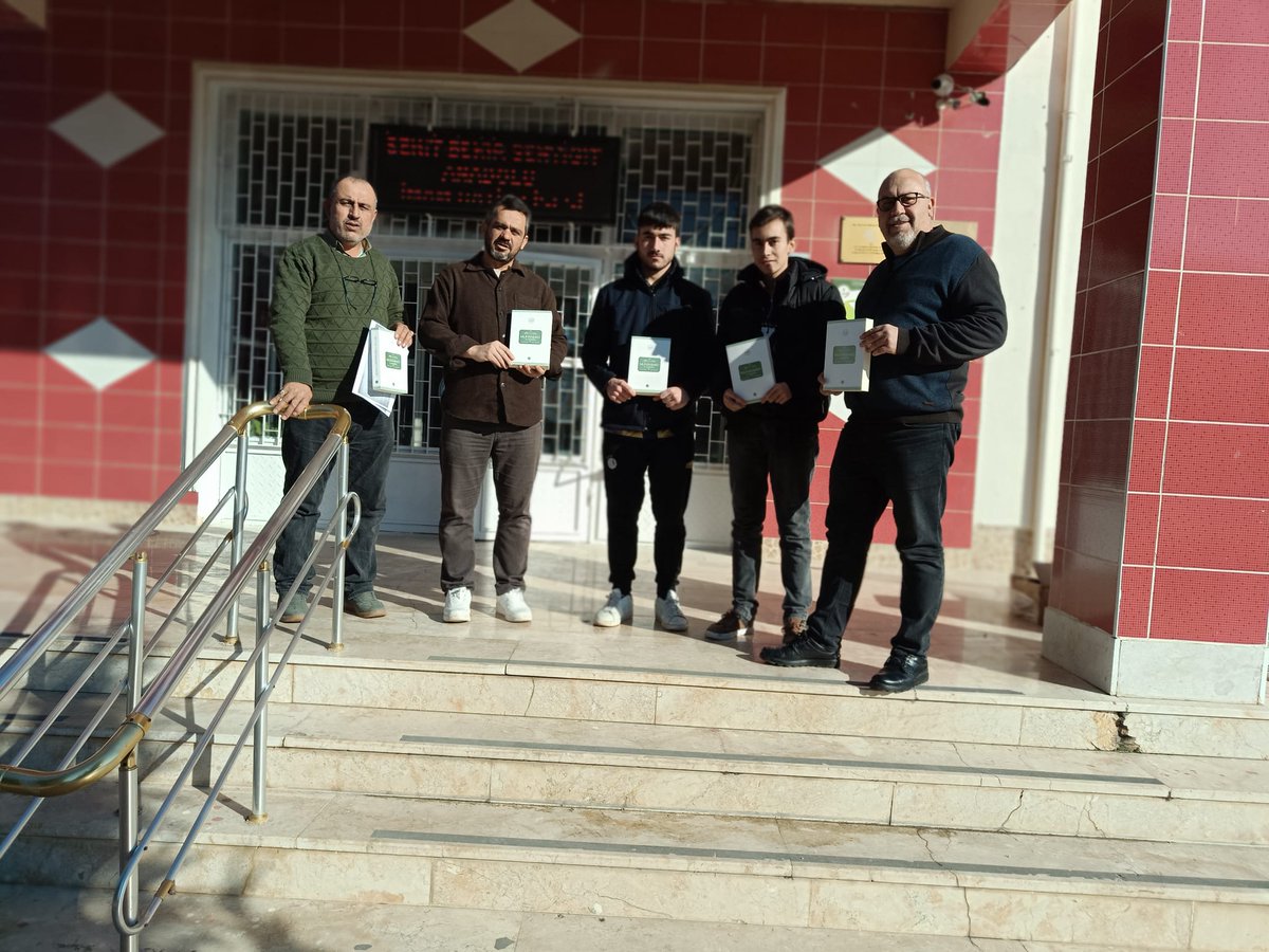 Ilgın İlçe Müftülüğü Diyanet Gençlik Koordinatörlüğü olarak Diyanet İşleri Başkanlığı tarafından gerçekleştirilen Umre Ödüllü Bilgi Yarışmasına başvuran öğrencilerimize müftülüğümüzce temin  edilen kitapları teslim etmeye devam ediyoruz.