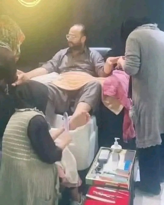 akmalabbasi160's tweet photo. دو خواتین ناخن کاٹ رہی ہیں،ایک خاتون پاؤں کے تلوے صاف کر رہی ہے،یہ  بندہ ان کا کوئی محرم نہیں بلکہ کلائنٹ ہے۔
تصور کریں عورت کی آزادی کا نعرہ لگانے والی آنٹیوں اور موم بتی مافیا نے عورت کو کیسے کیسے نمونوں کے قدموں میں ڈالا. https://t.co/60QqSZFDp2