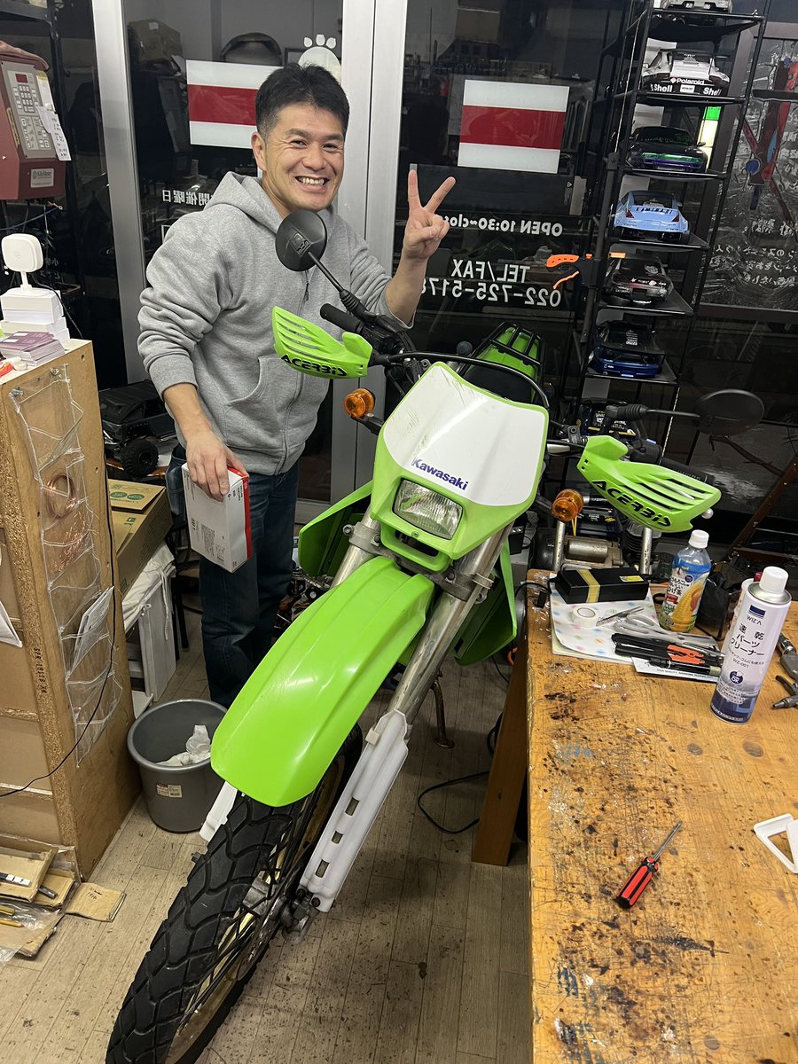 psennpai's tweet photo. 私バイクの整備なんてできませーん！
フロントブレーキの引きずりは自分で直そうとおもって世界のはっちに電話したらすぐお店まで来ていくれたら😭本当ありがたい！！
ブレーキ問題も無事解決したのはBeehouseの蜂屋（はっち）のお陰様ですーコムスの時も整備してくれる最高の男です♪
#beehouse https://t.co/VXgQ87NIU4