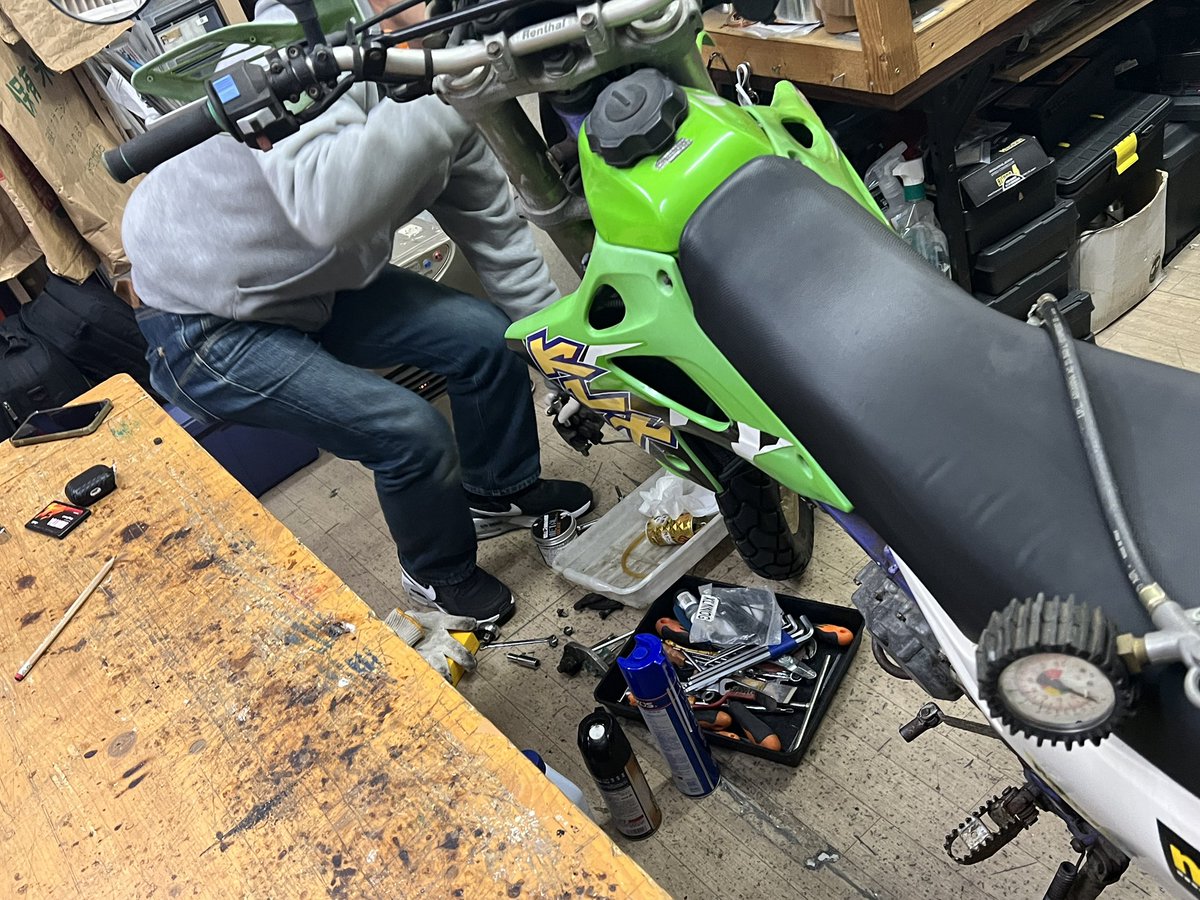 psennpai's tweet photo. 私バイクの整備なんてできませーん！
フロントブレーキの引きずりは自分で直そうとおもって世界のはっちに電話したらすぐお店まで来ていくれたら😭本当ありがたい！！
ブレーキ問題も無事解決したのはBeehouseの蜂屋（はっち）のお陰様ですーコムスの時も整備してくれる最高の男です♪
#beehouse https://t.co/VXgQ87NIU4