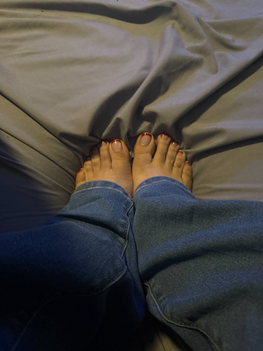 FunWithFeet.com tweet media