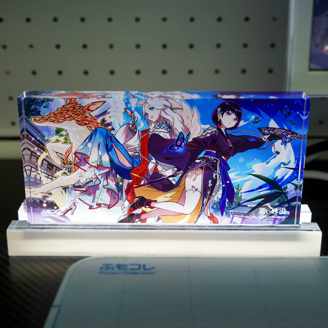 #黑色沙漠 #黑色沙漠PC #黑色沙漠online

各位尽兴畅游《黑色沙漠》的冒险家们！

今天为大家介绍Pearl Abyss Store新商品中的「“FumoColle × 黑色沙漠” 亚克力砖＆LED支架」。

本款亚克力砖的厚度是普通亚克力立牌的两倍以上，赋予它非凡的存在感与奢华质感。✨