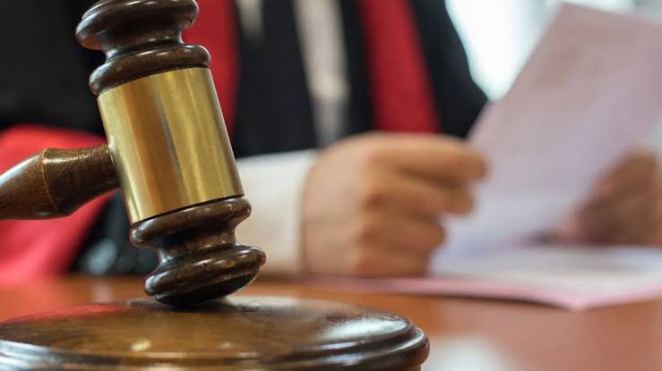 Ankara’da bir baba, kız çocuğuna miras bırakmamak için mal varlıklarını 3. kişiler üzerinden oğullarına devretti.

📌Medine Akdemir, vefat eden babasına ve kardeşlerine dava açtı.
📌6 yıl süren mahkemenin ardından 1.000.000.000 TL’lik miras çocuklara eşit bölündü.