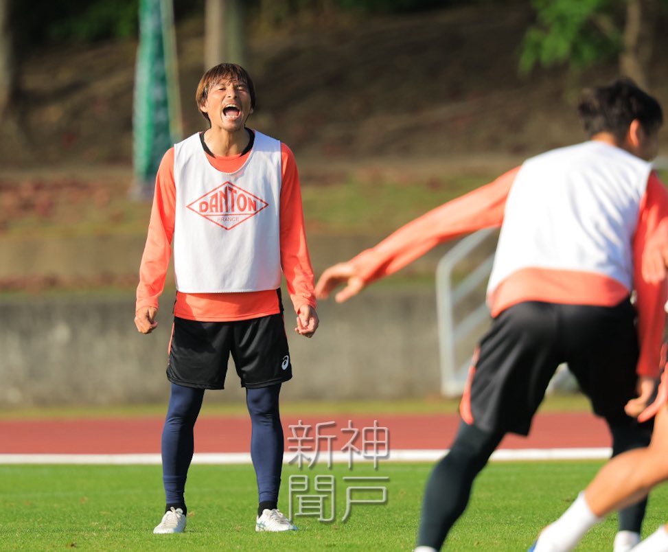 sports_kobenp's tweet photo. ヴィッセル神戸の沖縄キャンプで、新加入の乾貴士選手はチームメートとすっかり打ち解けた様子です👍 https://t.co/Xjt3jdnkw7