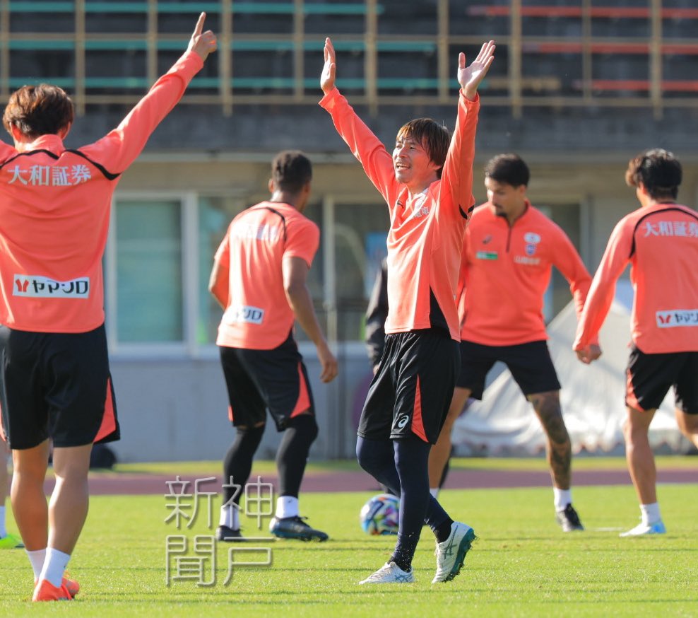 sports_kobenp's tweet photo. ヴィッセル神戸の沖縄キャンプで、新加入の乾貴士選手はチームメートとすっかり打ち解けた様子です👍 https://t.co/Xjt3jdnkw7