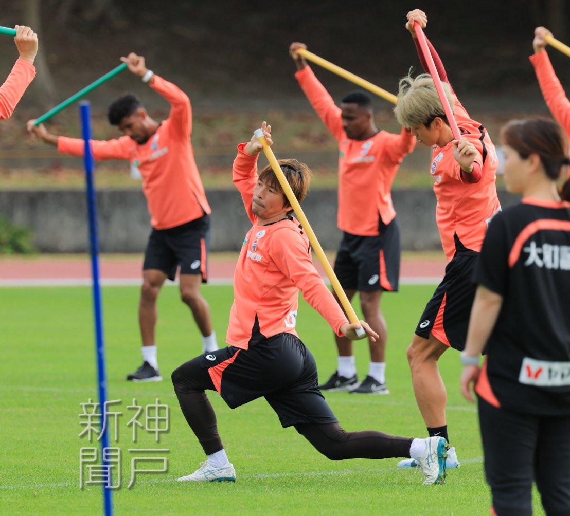 sports_kobenp's tweet photo. ヴィッセル神戸の沖縄キャンプで、新加入の乾貴士選手はチームメートとすっかり打ち解けた様子です👍 https://t.co/Xjt3jdnkw7