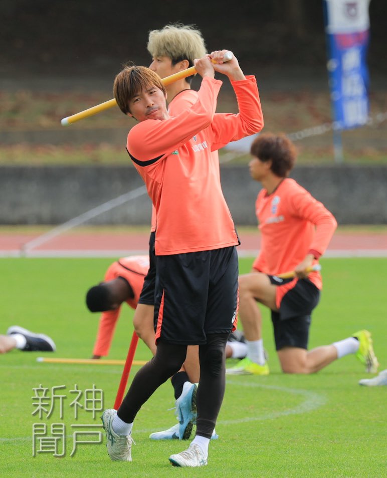 sports_kobenp's tweet photo. ヴィッセル神戸の沖縄キャンプで、新加入の乾貴士選手はチームメートとすっかり打ち解けた様子です👍 https://t.co/Xjt3jdnkw7