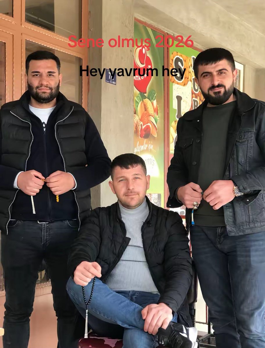bayrakmedya's tweet photo. Bir adam, hapishanedeki halini paylaşarak “Sene 2006, müebbetin hesabını yaparken, şimdi 2026 olmuş” notuyla şimdiki halini gösterdi. https://t.co/PQOq4ikUss