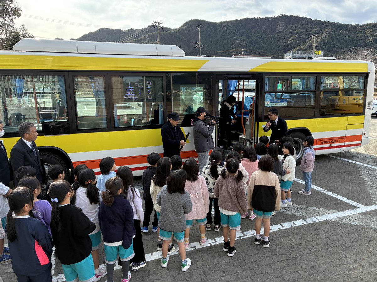 １月１５日（木）那智勝浦町体育文化会館にて勝浦小学校の１年生・２年生を対象に公共交通教室を行いました。 県による授業と、熊野御坊南海バス株式会社様によるバス乗車体験を行い、公共交通の大切さを伝えました。