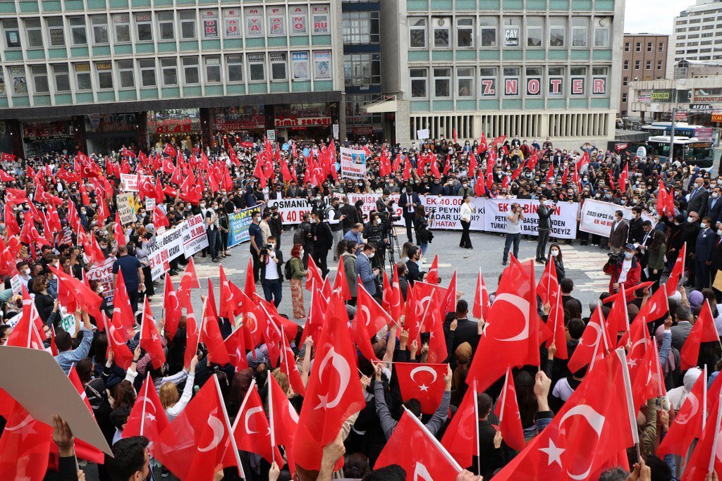 Öğretmenlerin mağduriyeti her geçen yıl katlanarak artıyor.
2023’te başladı, 2024’te derinleşti, 2025’te devam etti.
Bu gidişat değişmezse önümüzdeki yıllar daha ağır olacak.
Öğretmenler seslerinin duyulmasını ve adil bir çözüm bekliyor.
 #AnkaradaOgretmenlerTekSes