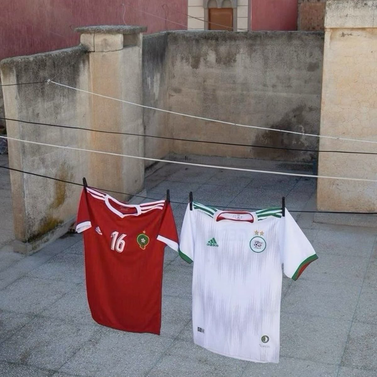 L'Algérie et le Maroc sont deux beaux pays, deux histoires différentes mais des peuples frères.

Le sport devrait rassembler, pas nourrir l'orgueil et la haine !

Choisissons des paroles qui élèvent, pas qui blessent.
Un peu plus de sagesse, de rahma, et beaucoup moins d'orgueil.