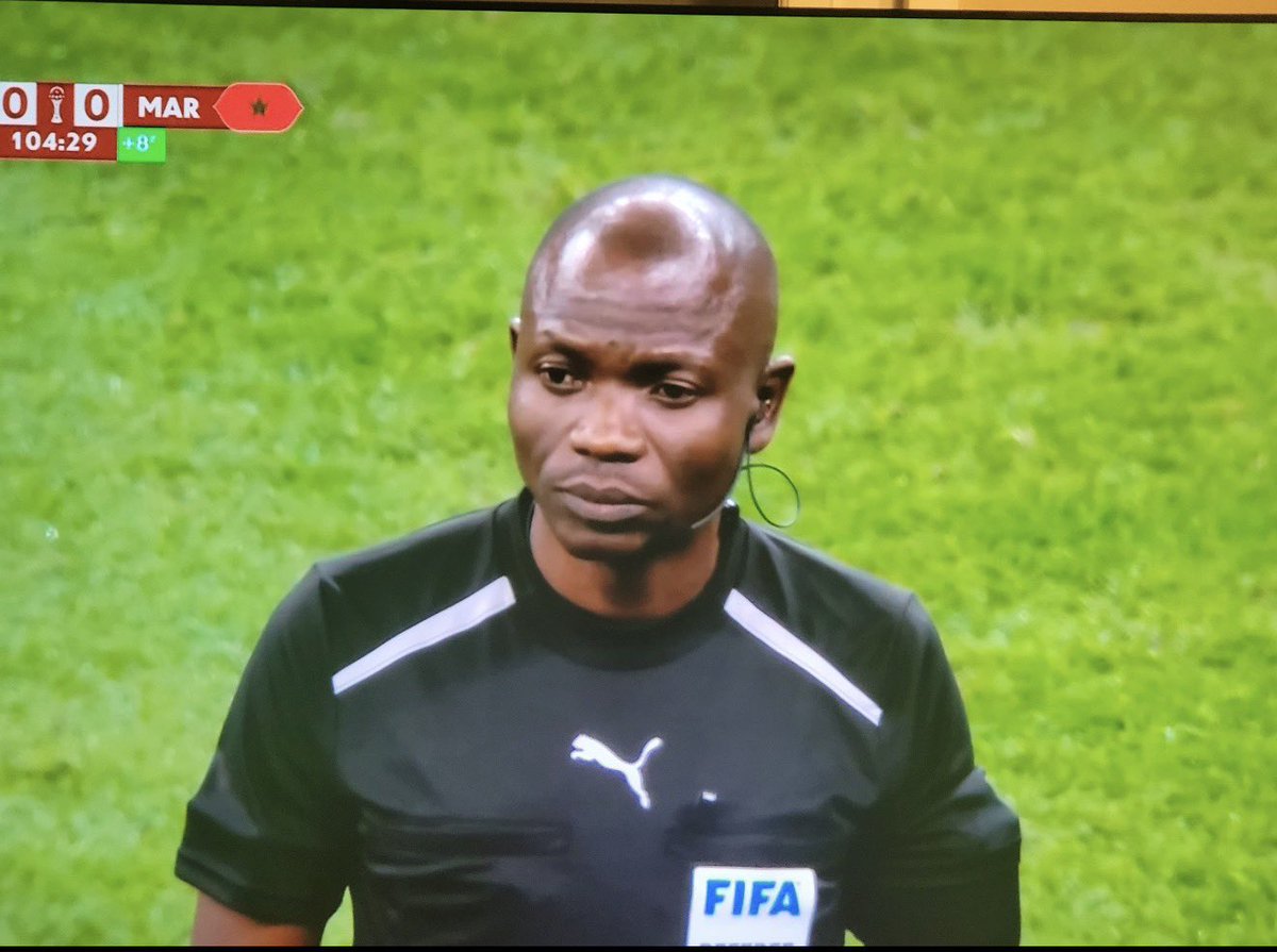 Mr NDALA a fait la fierté du drapeau congolais. 

Siffler la finale d’une compétitivité la + prestigieuse du continent et maitriser le match avec des bonnes decisions. Je ne p que lui jeter des fleurs.

Si vs pensez qu’il a était à coté c’ votre problème. Foot n’est pas Novelas