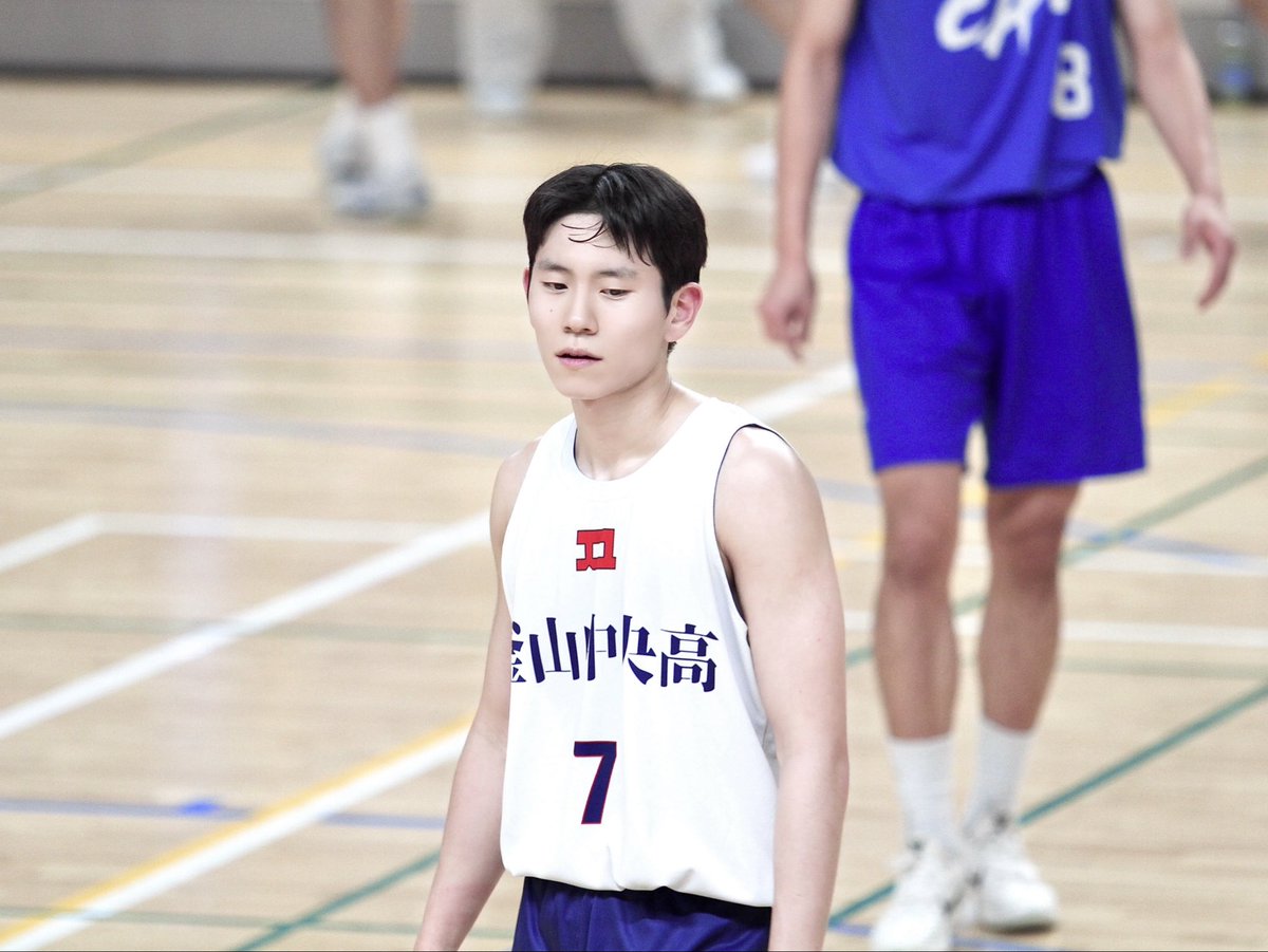 너무 오랜만에 봤는데 벌써 주장이래,, 

부산중앙고 전예찬