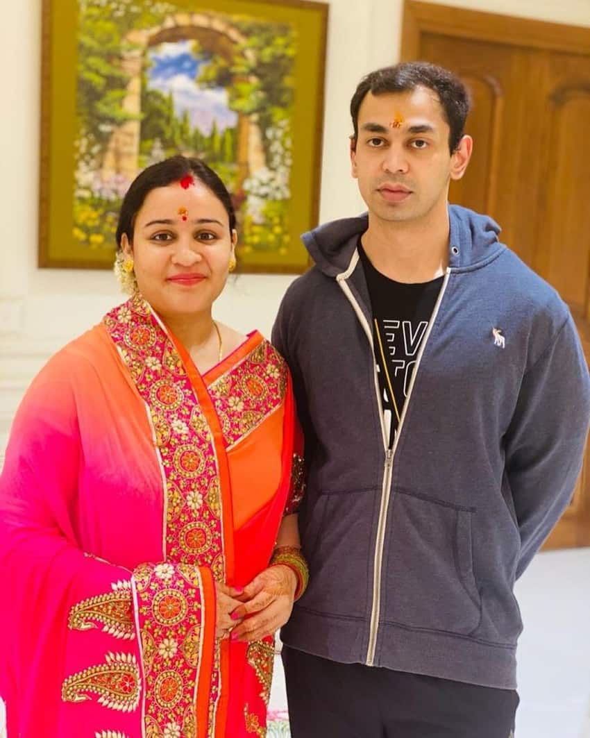 YaAadvik's tweet photo. 🚨 यादव परिवार में निजी रिश्तों की दरार

अखिलेश यादव के भाई प्रतीक यादव और अपर्णा यादव के रिश्ते को लेकर बड़ी खबर सामने आई है।

 प्रतीक यादव ने Social Media पर पोस्ट करते हुए तलाक लेने की बात कही है।

अपनी पोस्ट में उन्होंने दर्द भरे शब्दों में लिखा कि एक स्वार्थी महिला ने उनका परिवार तोड़ दिया और इस पूरे मामले ने उनकी मानसिक स्थिति को भी प्रभावित किया है। 

पोस्ट के बाद यह साफ है कि मामल��� उनके लिए बेहद भावनात्मक और तकलीफ़देह है।

हालांकि अब तक अपर्णा यादव की ओर से इस पर कोई प्रतिक्रिया सामने नहीं आई है।

अपर्णा यादव वर्तमान में BJP से जुड़ी हुई हैं। यह पूरा मामला निजी रिश्तों से जुड़ा हैजिसकी सच्चाई आने वाले समय और कानूनी प्रक्रिया के बाद ही सामने आएगी।

🩷🔥