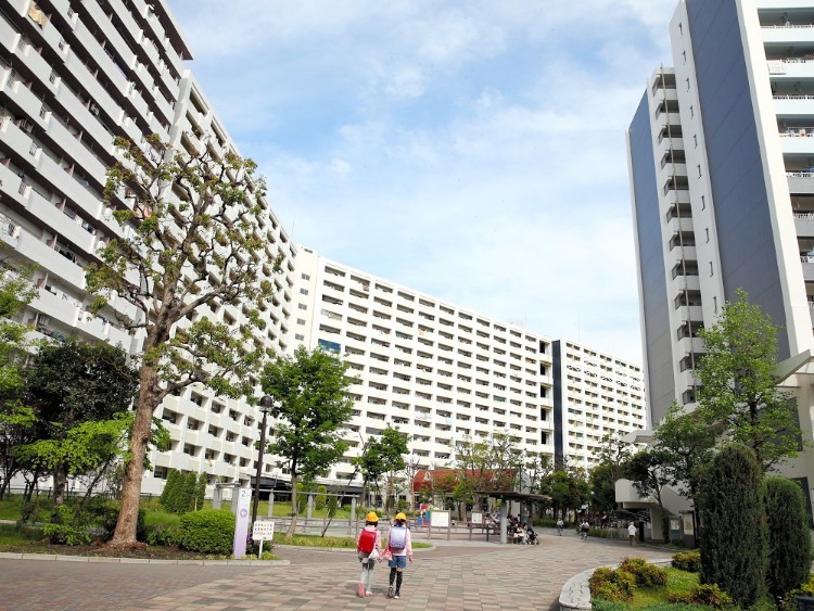 中国人が6割の場所で起きていること…川口市の芝園団地は2500戸にも及ぶ巨大団地。何とその6割以上は中国人。付属の商店街も中国人だらけ。中国語で完全に生活が成り立つ。川口市では外国籍が5割にも及ぶ公立小学校が3校にも及ぶ。しかも！外国籍に留まらず、帰化した元中国人も含めれば、7割にも達す